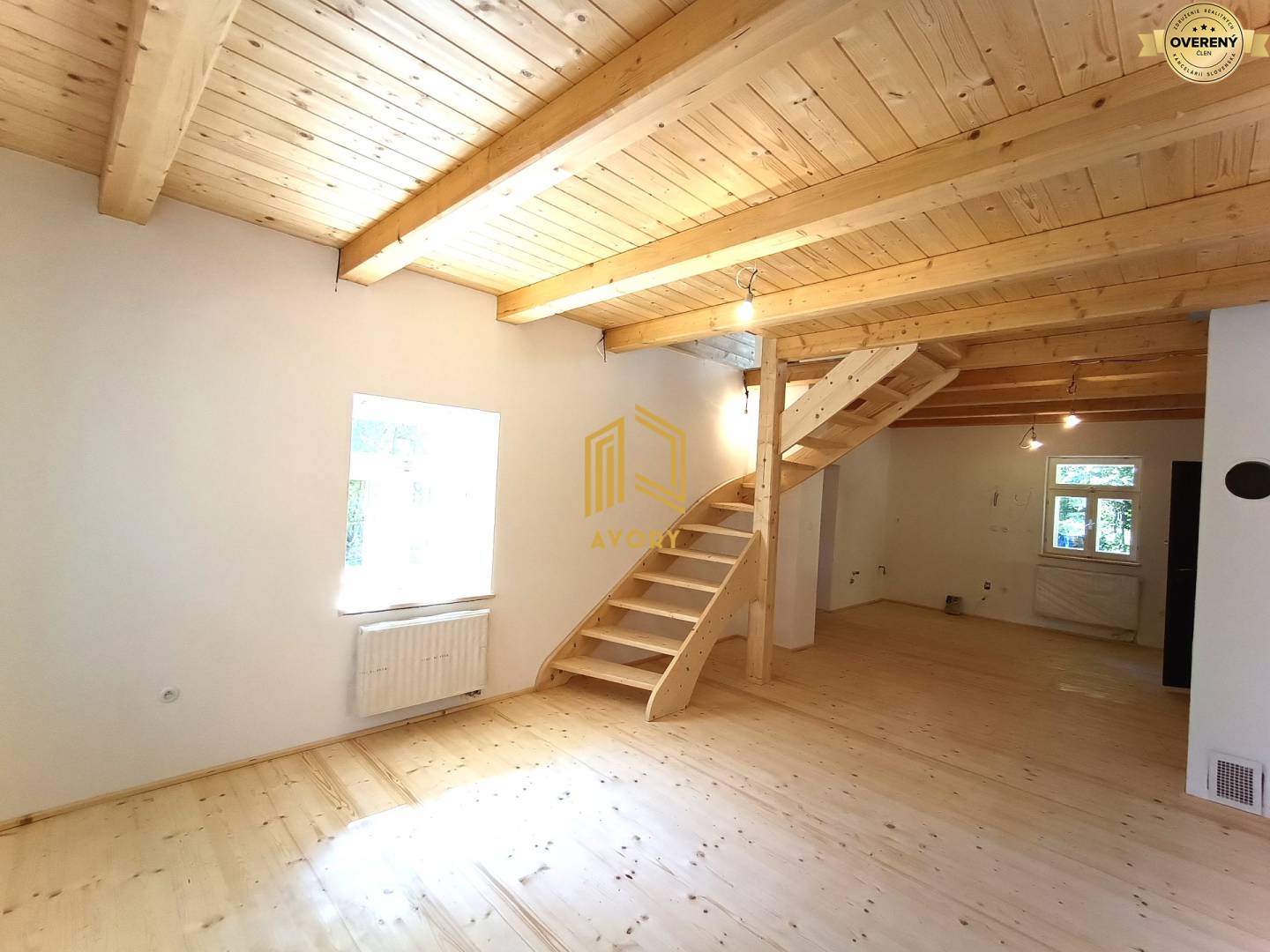 drevené schodisko, stropnice i podlahy 