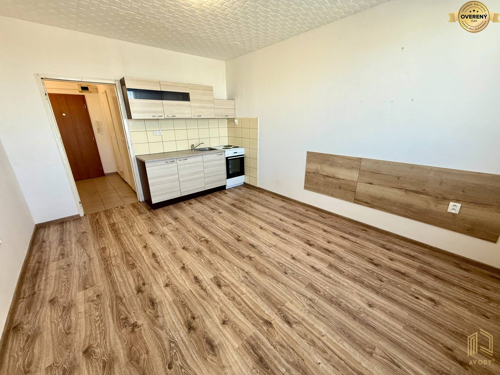 izba s kuchynským kútom