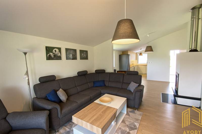 obývačka s krbom.